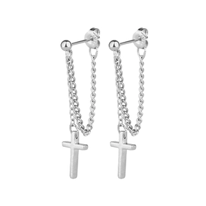 Dettaglio degli orecchini a croce in argento S925 con design a doppia catena