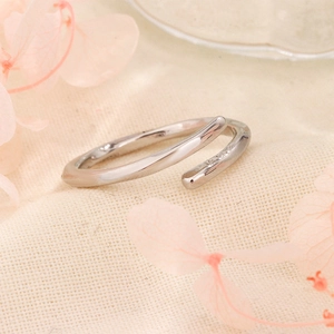 Minimalist S925 sterling silver Mobius ring with polished double-layer winding design