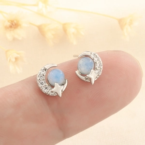 Boucles d'oreilles lune et étoile délicates avec pierre de lune bleue et zircons