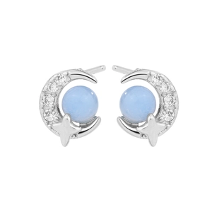 Gros plan détaillé des boucles d'oreilles lune et étoile bleues en argent et zircon