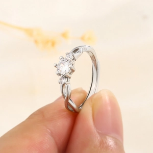 Anello in argento S925 con pietra brillante e design della fascia intrecciata