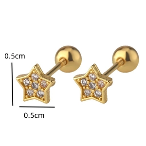 Vue détaillée des petites boucles d'oreilles étoiles dorées 5mm avec zircons et fermoir