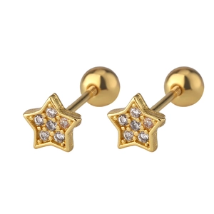 Détail de boucles d'oreilles étoiles dorées serties de zircons et fermoir à vis rond