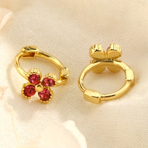 Boucles d'oreilles créoles trèfle dorées avec strass roses pour un look raffiné