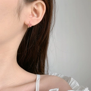 Boucles d'oreilles créoles dorées avec trèfle rose et détails en zircon brillant