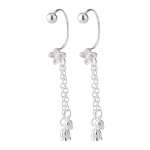 Détail de boucles d'oreilles muguet en argent avec fleurs et longues pampilles