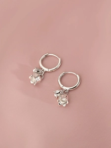 Dettaglio del marchio S925 e del ciondolo a mughetto sull'orecchino in argento sterling