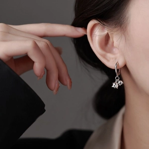Eleganti orecchini a cerchio con mughetto in argento S925 indossati da una modella