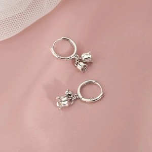 Orecchini a cerchio in argento S925 con fiori di mughetto su seta rosa raffinata