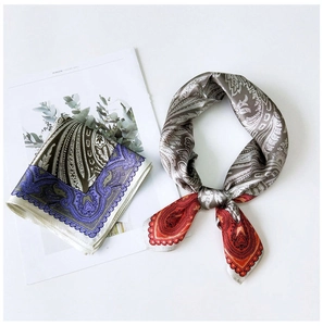 Détail de foulards en soie à motifs paisley avec bordures contrastées et éclat satiné