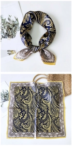 Détail d'un foulard en soie à motif paisley noué avec élégance sur fond blanc