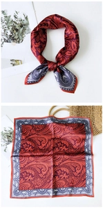 Détail d'un carré de soie avec motif cachemire en rouge foncé et bleu gris frais