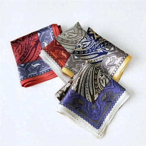Carrés de soie de mûrier à motif paisley en quatre palettes de couleurs élégantes