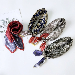 Carrés de soie élégants à motif cachemire et fleurs en quatre combinaisons de couleurs