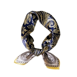 Foulard en soie à motif paisley bleu marine et doré pour femme noué en forme d'anneau