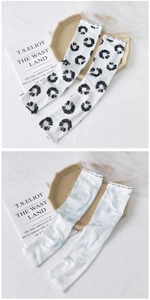 Detail of floral sun protection ice silk sleeves with elastic Fashion lettered cuffs