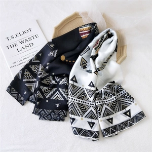 Elegante foulard di seta 90cm con motivi a elefante e geometrici in bianco e nero