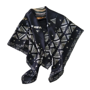 Foulard di seta nero con motivi tribali geometrici dorati e finitura lucida liscia