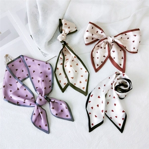 Foulard étroit en soie à motif cœur pour femmes en quatre couleurs sur tissu blanc plissé