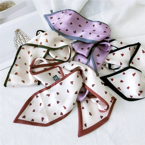 Élégant foulard en soie à imprimé cœur avec bordures colorées sur fond texturé doux