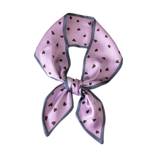 Élégant foulard en soie lavande à motifs de cœurs marrons noué en un nœud chic