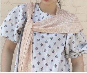 Florales Kleid mit Puffärmeln und dünnem rosa Strickschal für einen sommerlichen Lagenlook