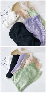 Detailansicht verschiedener Farben und vertikaler Rippenstruktur eines Strickschals
