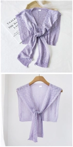 Nahaufnahme eines hellvioletten Strickschals mit Rippenstruktur und Bindeknoten-Verschluss