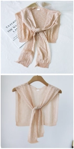 Detail eines beigen gestreiften Strickschals mit Bindedesign flach und am Bügel