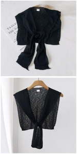 Detail eines schwarzen dünnen Strickschals mit atmungsaktivem Netzstoff und Bindeband