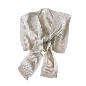 Gestrickter gestreifter beige Sonnenschutzschal mit dekorativem Knoten für Sommeroutfits