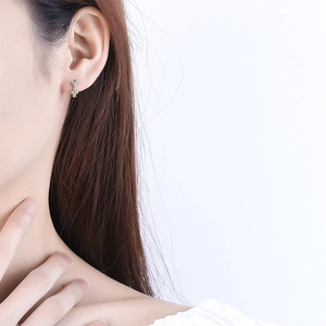 Élégantes boucles d'oreilles nœud en argent S925 avec cristaux portées pour un look raffiné