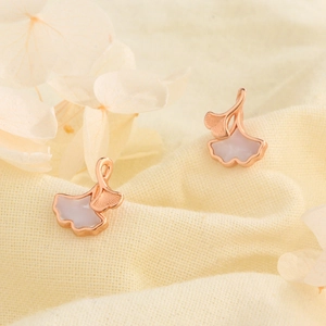 Elegante Ohrstecker aus S925-Silber Ginkgoblatt mit weißer Muschel und Roségold-Finish