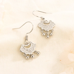Dettaglio di orecchini lucchetto Ruyi in argento con zirconi e tre perle di metallo