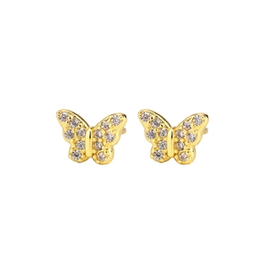 Détail de boucles d'oreilles papillon en or 18 carats avec pierres en zircone