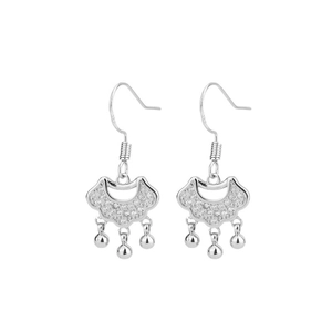 Orecchini a lucchetto della pace in argento con zirconi e nappe su sfondo bianco