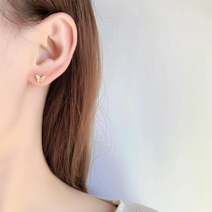 Boucles d'oreilles papillon dorées avec cristaux étincelants pour un look quotidien