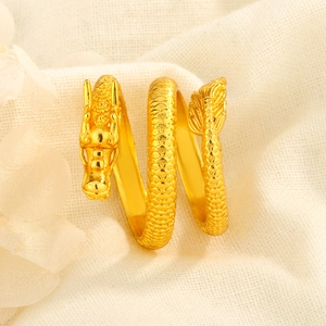 Vue détaillée de la bague dragon plaquée or 18 carats avec écailles et design ouvert