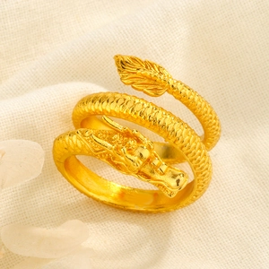Détail de la bague dragon plaqué or 18K montrant les écailles et la tête finement sculptées