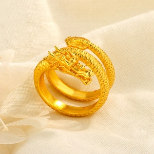 Macro d'une bague dragon plaquée or 18 carats montrant les écailles et le design ajustable