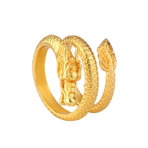 Détails de la bague dragon plaquée or 18 carats avec textures d'écailles précises