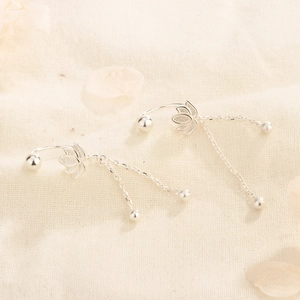 Orecchini a perno con loto e nappa in argento S925 su tessuto di lino naturale beige