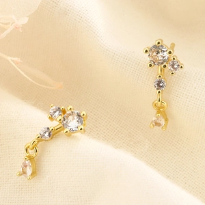 Boucles d'oreilles notes de musique en or avec zircones blancs sur fond en tissu doux