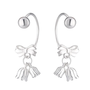 Détails de boucles d'oreilles muguet argentées avec nœuds et pendentifs pétales