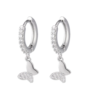 Gros plan de boucles d'oreilles papillon en argent avec pavage en zircone cubique brillant