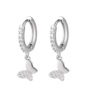 Boucles d'oreilles créoles papillon en argent avec zircons sur un fond blanc épuré