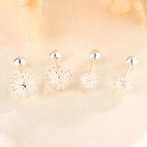 Lot de quatre boucles d'oreilles pissenlit en argent avec sphères géométriques