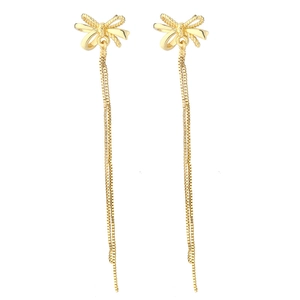 Elegante 14K vergoldete Schleifen-Ohrringe mit langen Quasten-Boxketten auf Weiß