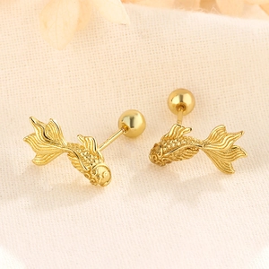 Gros plan de boucles d'oreilles carpe koï dorées avec textures d'écailles et fermoirs boule