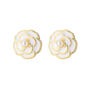 Dettaglio orecchini vintage a camelia con smalto bianco e perla centrale decorativa